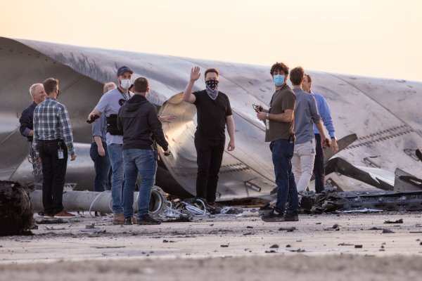 马斯克视察Starship SN8残骸